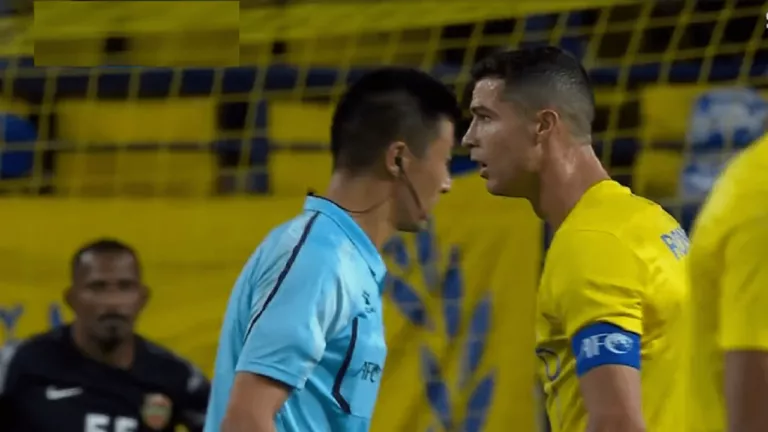 شاهد لحظة انفعال مهاجم النصر رونالدو على الحكم الصيني: استيقظ استيقظ.. اللعنة
