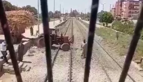 بالفيديو: مصري يمنع وقوع حادث قطار مروع في اللحظة الأخيرة بعمل بطولي كبير