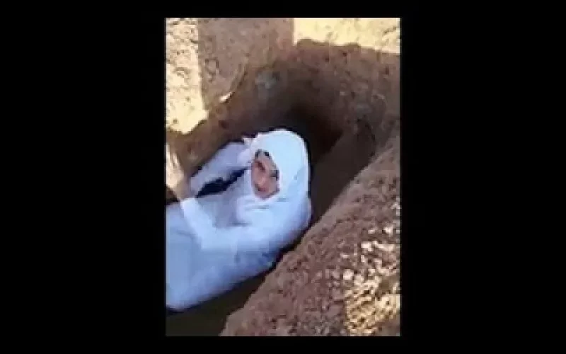 شاب كان يصرخ ويتلوى في قبره قبل ان يخرج منه بطريقة مرعبة وعندما لحقت به سيارة الشرطة كانت الصدمة