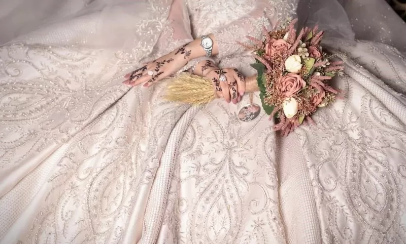 سعودي ينتقم من عروسته في ليلة دخلتهم بسبب طلب رفضت ان تنفذه له على السرير وما فعله بها لا يخطر ببال الشياطين