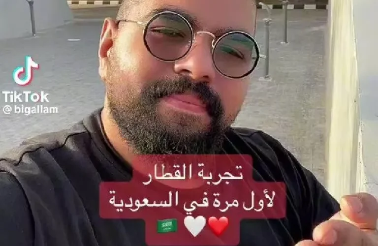يوتيوبر مصري شهير ينشر مقطع صادم لما يحدث داخل قطارات السعودية
