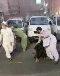 مقطع صادم لسعودي فقد وعيه بسبب ضربة على الوجه من مقيم يحمل هذه الجنسية