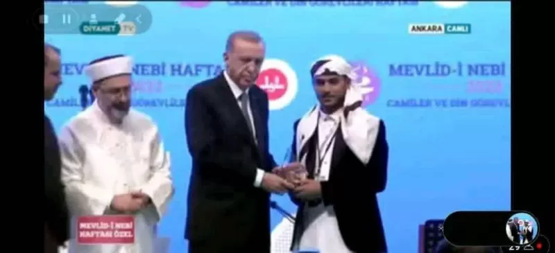 لهذا السبب .. اردوغان يكرم مجموعة من اليمنيين في تركيا