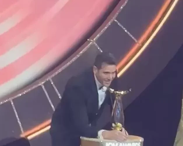 بالفيديو ..الفنان أحمد عز يحصد جائزة أفضل ممثل سينمائي بحفل Joy awards الرياض