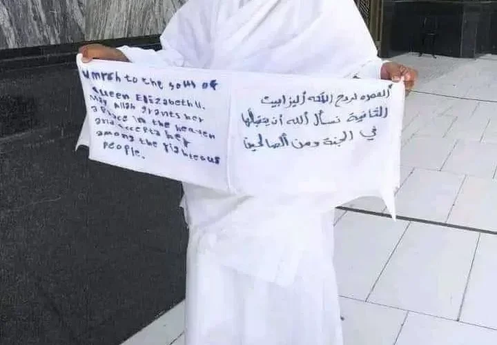 شاهد: شاب يمني يؤدي العمرة لروح الملكة اليزابيث