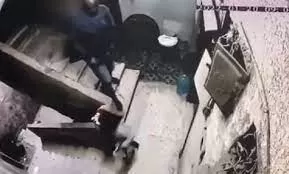 فيديو مقزز لما فعله سائق مصري بطفله في درج العمارة دون خجل