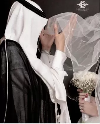 بسبب الممانعة وعدم النظرة الشرعية..عريس سعودي يكتشف ليلة الدخلة أن معه على السرير ليست عروسته وقبل ان يقوم بأي ردة فعل سبقته بهذه الفعله التي اشعلت مواقع التواصل في المملكة