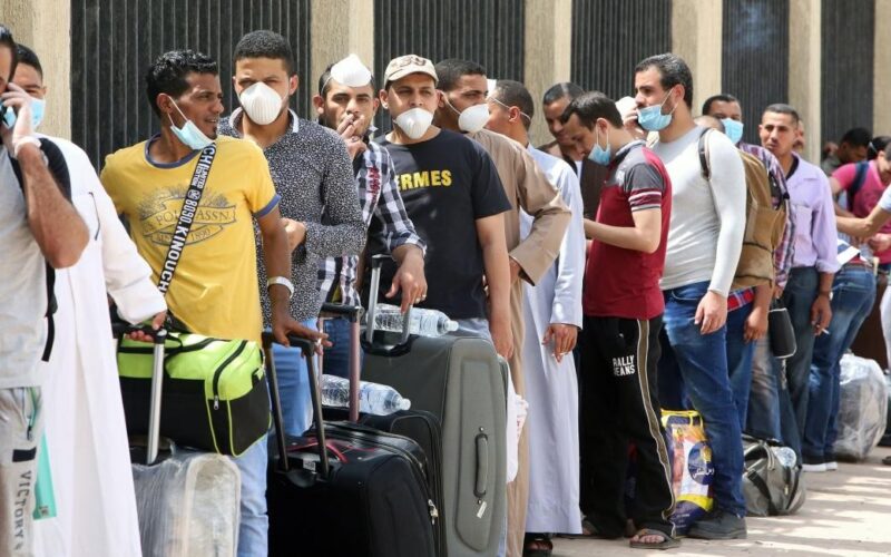بسبب الركود…دولة خليجية توقف طلبات زيادة العمالة