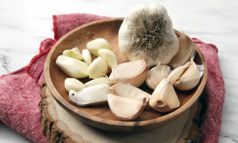 يحرم عليك تناول الثوم على الريق في هذه الحالات