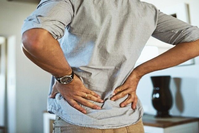 الكشف عن أفضل مشروب في الصباح لتجنب آلام الظهر