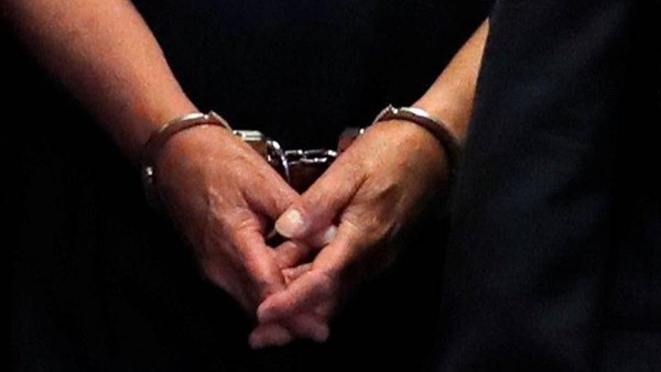طمعا في ثروتها .. شاب بلا قلب يستعين بقاتل مأجور للتخلص من والدته