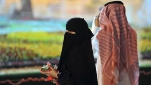 بالفيديو: سعودي يتزوج اربع نساء مديرة مدرسة ومعلمة ومشرفة تربوية وطالبة ويجمعهن على فراش واحد في قصة لا تصدق