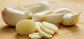 طريقة عبقرية لتقشير خمسة كيلو ثوم في خمس دقائق.