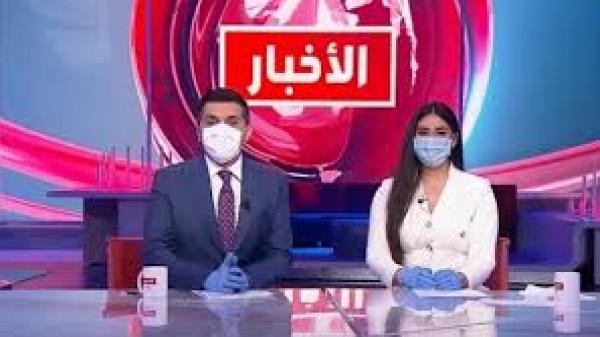 مذيعو قناة إم بي سي يضعون كمامات وقفازات خلال النشرة الإخبارية
