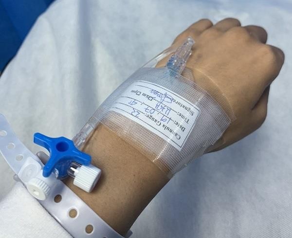 سعودية عائدة من اوربا تروي تفاصيل حالتها واحتجازها في المستشفى