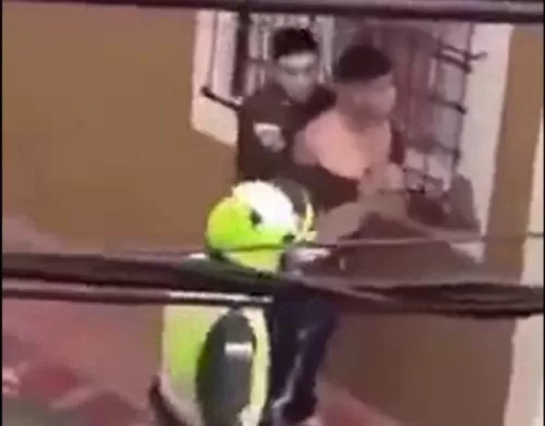 شاهد .. شاب فلسطيني يفاجئ جندي إسرائيلي قام بتقييده بحركة غير متوقعة بالقدس