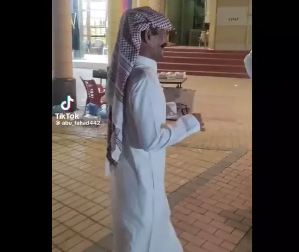 أبو رشيد يلفت الأنظار برقصه في سوق الزل بالرياض.. شاهد الفيديو المتداول