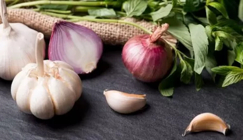 سبعة نصائح فعالة للتخلص من رائحة الثوم والبصل من الفم