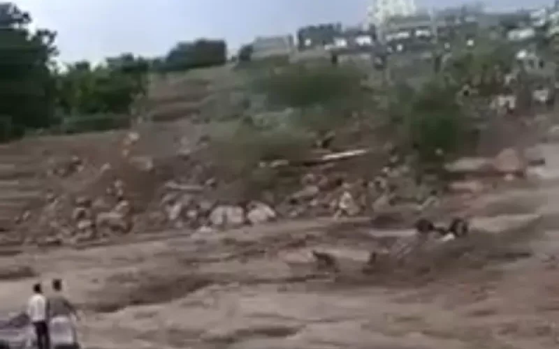 القصة الكاملة لمغامرة أب يمني بأسرته في سيل جارف انتهت بمقتل الاطفال الثلاثة ونجاة الأب وزوجته
