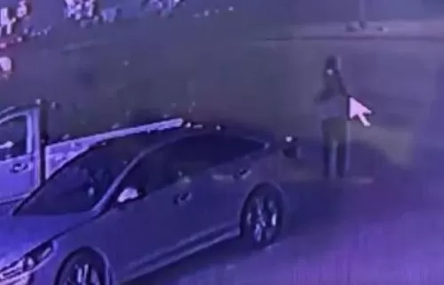 بالفيديو وفي وضح النهار: لص يسرق سيارة فاخرة في السعودية امام عيون مالكها