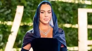 مثيرة وساحرة. شاهد جورجينا تظهر وهي تتكلم العربية بملابس جريئة في أول إعلان تصوره في السعودية