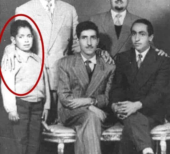 نشر صورته …شاعر يمني يكشف هوية الطفل المجهول الذي ظهر بجوار الزبيري في صورة ومازال على قيد الحياة حتى اليوم