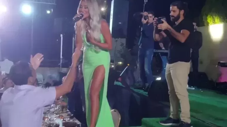 الفيديو الكامل لتحرش فتاة جميلة بالفنانة مايا دياب بـدون خـجل