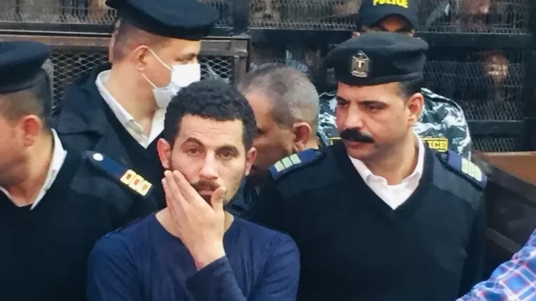 شاهد لحظة النطق بحكم الإعدام شنقا ضد سفاح الإسماعيلية المتهم بذبح صديقه وفصل رأسه عن جسده