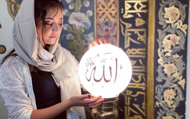 بالبنطلون الجينز.. تعرف بالصور على المذيعة اليمنية التي ظهرت داخل مسجد أيا صوفيا التركي واثارت السخرية