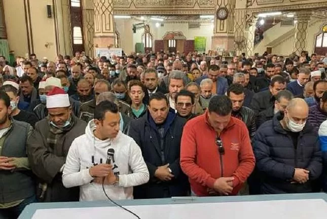 شاهد: شيء غريب وصادم اثناء الصلاة على جنازة وائل الإبراشي