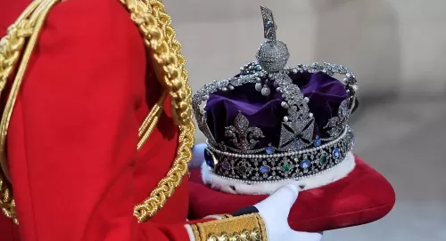 فيديو صادم لستة غربان تهدد عرش المملكة والعائلة الحاكمة تصاب بالجنون