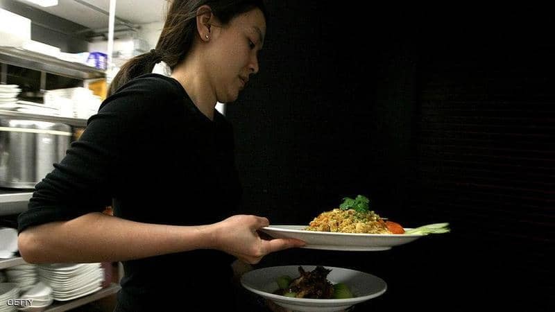 أسوأ ما يفعله الزبائن.. 10 أمور تنغص على نادل المطعم عيشته