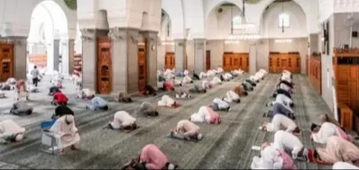 اكبر مشايخ السعودية يعلق على قرار عدم فتح المكبرات اثناء الصلوات في المساجد والسماح بها في الحفلات والقاعات