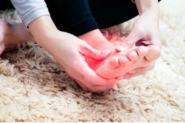 الحرارة في القدمين دليل على امراض خطيرة يجب عليك عدم تجاهلها والقيام بهذا الشيء العاجل قبل فوات الأوان