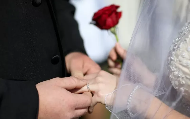 دعوة زفاف بكلمات اباحية اصابة المدعويين باثارة وجنون بسبب هذه الكلمات