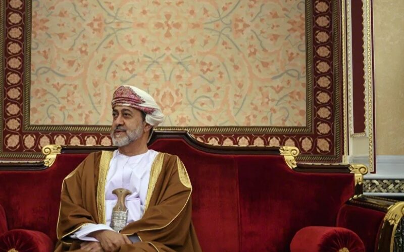بالفيديو ..شاهد ردة فعل “سلطان عمان” أثناء قيام نجله بحلف اليمين أمامه !