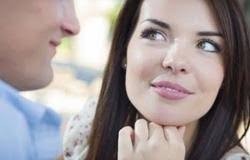 علامات الحب.. كيف تعرف أنها معجبة بك ؟