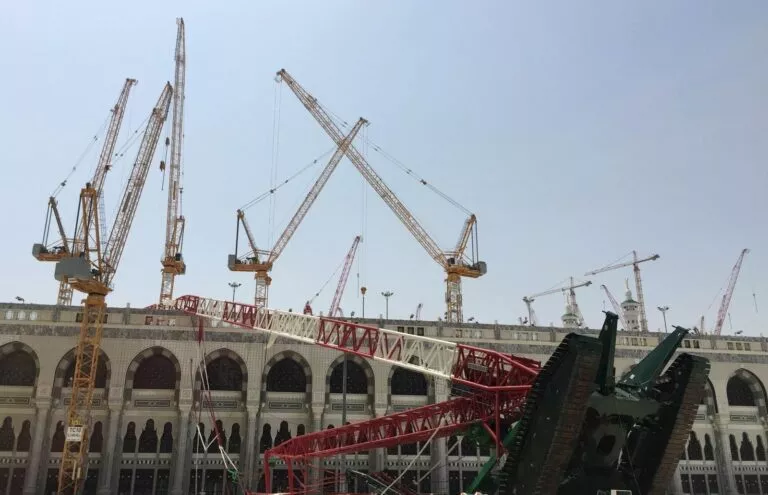 بعد 8 سنوات.. قرارات سعودية جديدة في قضية رافعة الحرم المكي ووضع شركة بن لادن