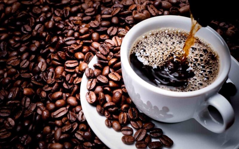 هل يشكل شرب القهوة منتهية الصلاحية خطرًا على صحتك؟
