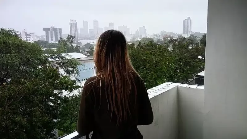 راجل عجوز! بيتحرش بجارته الطالبة من البلكونة : إيحاءات “قليلة الأدب”