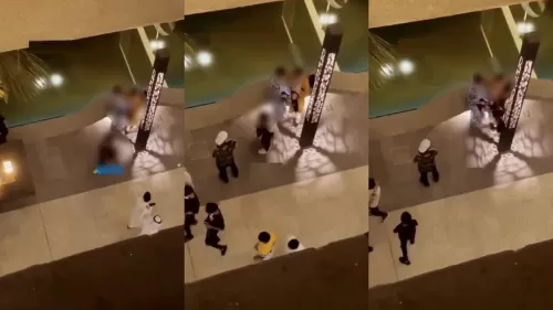 فتيات في السعودية يتحرشن بشاب ويوجه له الفاظ نابيه جعلته ينهار من شدة الإحراج .. شاهد