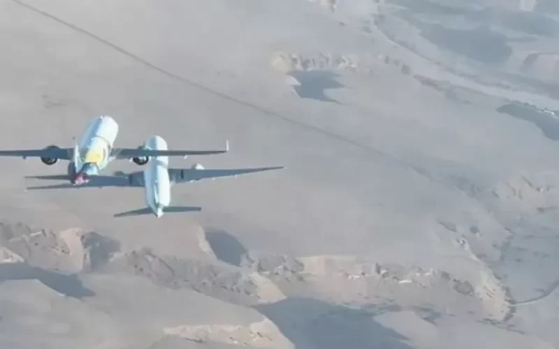 شاهد: عرض جوي خطير لطائرتين سعوديتين فوق جبال طويق يشعل الغضب في المملكة