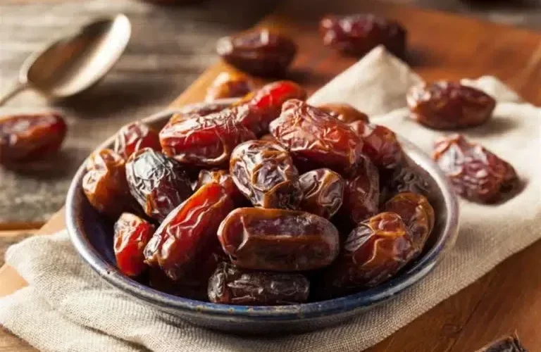التمر وصفة ومعجزة يشعرك بالشبع ويساعد في انقاص وزنك بدون جهد خاصة عند تناوله في هذه الأوقات