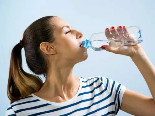 هذا ما يحدث لجسمك عند شرب الماء اثناء تناول الطعام
