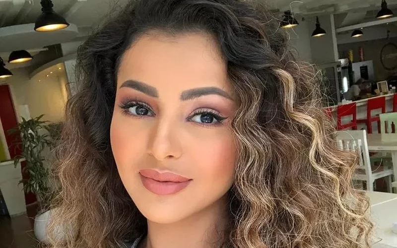 شاهد تسريب صور لأجمل مذيعة في قناة العربية بملابس جريئة من البحر تشعل جمهور  اشهر قناة اخبارية عربية