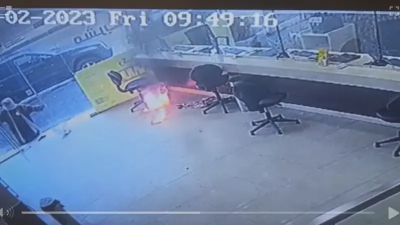 الفيديو الكامل لعملية سطو مسلح على محل صرافة في السعودية