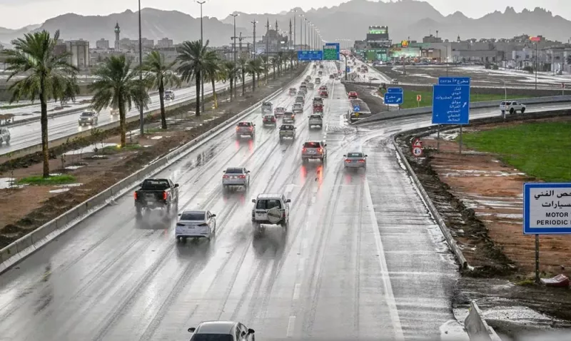 في عز الصيف والحر.. أمطار وبرد على هذه المناطق في السعودية