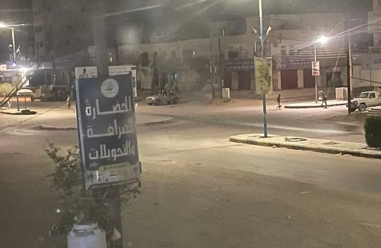 شاهد فيديو مباشر من وسط مدينة عتق يكشف آخر تطورات الوضع في المحافظة
