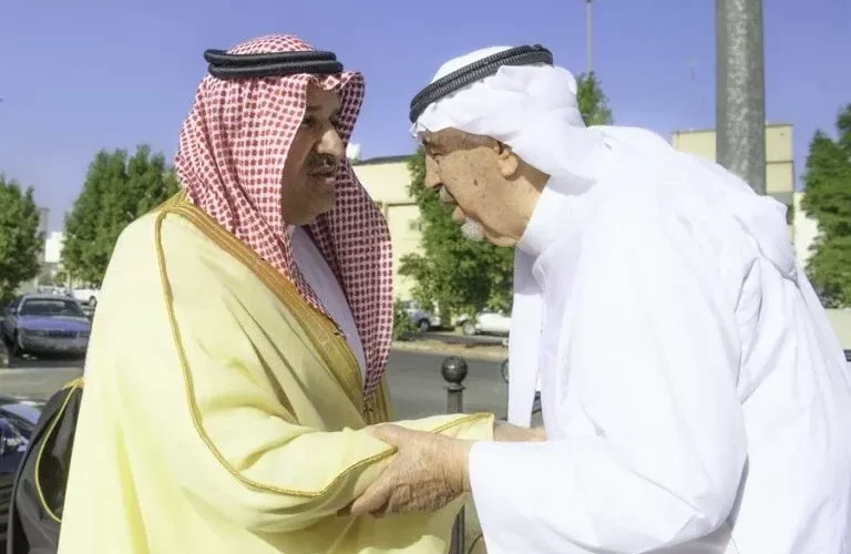 شاهد بالفيديو: امير سعودي شهير يصل منزل خطاط المصحف العثماني في المدينة المنورة ليسلمه الجنسية السعودية