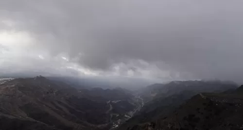 صورة بديعة لأجمل مُدن السعودية وهي مغطاة بالضباب بالكامل